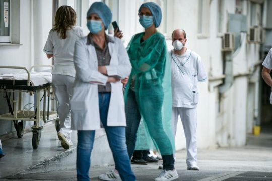 Η γαλέρα πίσω από τα λαμπερά εγκαίνια